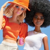Deconectează-te și joacă-te: telefonul Barbie™ Flip, cel mai tare accesoriu al verii